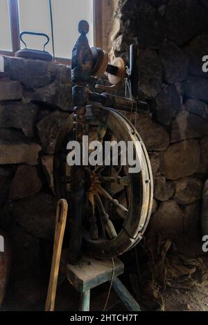 Ancienne roue de rotation en bois dans la maison rurale Banque D'Images