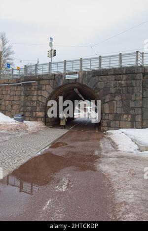 Baana est un ancien chemin de fer, qui a été transformé en un chemin piétonnier et cycliste comme un projet de rénovation urbaine à Helsinki, en Finlande, Banque D'Images