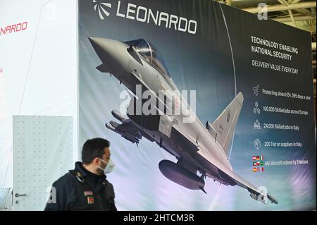 Stand et logo de la société Leonardo d'équipements d'aviation et de défense lors d'une foire aérospatiale Banque D'Images