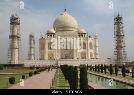 Une matinée lumineuse à Agra, en Inde, avec des touristes qui marchent autour du Taj Mahal Banque D'Images