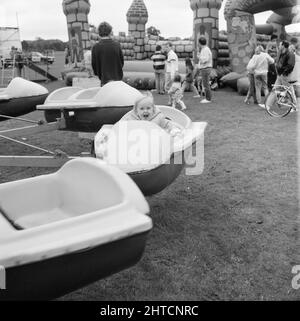 Laing Sports Ground, Rowley Lane, Elstree, Barnett, Londres, 11/06/1988. Un petit enfant qui profite de la manège à l'occasion de la Journée de la famille 1988 au terrain de sport de Laing. Les attractions de la Journée de la famille de cette année-là incluent : une parade de voitures d'époque, des tours en hélicoptère, des courses de plaques, des stands, une compétition de style « c'est un Knockout », des tournois de tennis et de football à six. L'événement a été ouvert par John Conteh, ancien champion mondial de poids lourd léger et s'est terminé par un barbecue et une discothèque. Banque D'Images