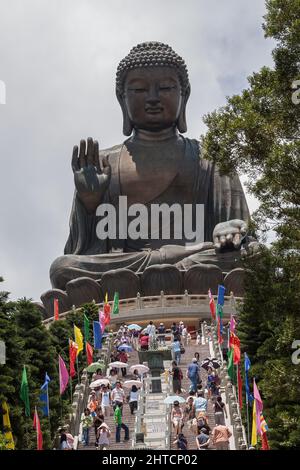 Les touristes grimpent l'escalier de 268 pas au Grand Bouddha (nom correct le Bouddha Tian Tan) à Ngong Ping, île de Lantau, Hong Kong, 2007 Banque D'Images