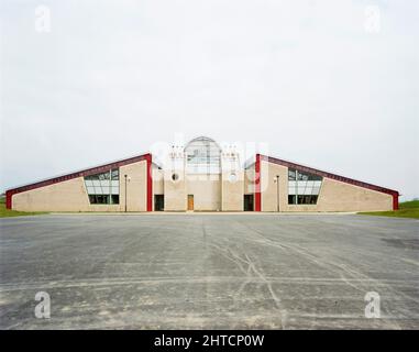 Perronet Thompson School, Wawne Road, Bransholme, Kingston on Hull, 17/04/1989. Vue sur l'extrémité sud de l'école Perronet Thompson, vue sur le terrain de jeu. La division de la région du Yorkshire de Laing a commencé ses travaux sur place en septembre 1986 et le bâtiment a été achevé en juin 1988. Bransholme était l'un des plus grands domaines de logement des autorités locales de Grande-Bretagne à l'époque et l'école était équipée d'installations améliorées pour l'utilisation de toute la communauté. Il s'agit notamment de la plus grande bibliothèque de prêt, du « Bransholme Theatre », des salles de réunion, d'un gymnase et de salons de thé dans la cour. L'école était nam Banque D'Images