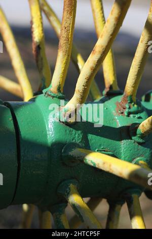Roues et rayons de tracteurs agricoles d'époque à usage intensif. Banque D'Images