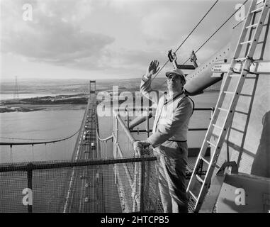 Pont Severn, M48, Aust, South Gloucestershire, 11/11/1987. Un travailleur de Laing debout sur une plate-forme au sommet de la tour Aust du pont Severn tout en protégeant ses yeux du soleil. La conception et la construction originales du pont Severn avaient sous-estimé le volume accru de trafic depuis son achèvement en 1966 et, bien que construit pour durer 120 ans, il a été constaté qu'il fallait des travaux de réparation après seulement 20. Laing Industrial Engineering & amp; Construction a remporté le contrat &#xa3;29,5m du ministère des Transports et les travaux de renforcement de tous les éléments de la structure ont commencé en mai 1987. Banque D'Images