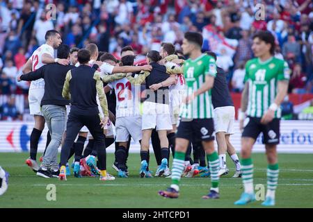 Les joueurs de Sevilla FC célèbrent la victoire lors du championnat d'Espagne, le match de football de la Liga entre Sevilla FC et Real Betis le 27 février 2022 au stade Ramon Sanchez-Pizjuan à Sevilla, Espagne - photo: Joaquin Corchero/DPPI/LiveMedia Banque D'Images