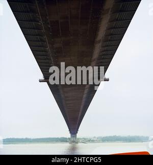 Pont Severn, M48, Aust, South Gloucestershire, 27-28 juin 1988. Vue du dessous de la plate-forme du pont Severn montrant les passerelles d'accès qui se croisent en dessous. La conception et la construction originales du pont Severn avaient sous-estimé le volume accru de trafic depuis son achèvement en 1966 et, bien que construit pour durer 120 ans, il a été constaté qu'il fallait des travaux de réparation après seulement 20. Laing Industrial Engineering & amp; Construction a remporté le contrat &#xa3;29,5m du ministère des Transports et les travaux de renforcement de tous les éléments de la structure ont commencé en mai 1987. Le projet Banque D'Images