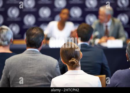 En donnant leur déclaration au public. Photo d'un groupe d'hommes d'affaires lors d'une conférence de presse. Banque D'Images