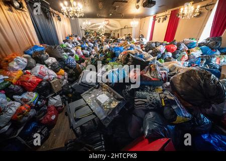 Dons au Klub Orla Bialego (White Eagle Club) à Balham, dans le sud de Londres, faits par des membres du public, avant le départ de leur convoi d'aide en Ukraine pour aider les réfugiés fuyant l'invasion russe. Date de la photo: Lundi 28 février 2022. Banque D'Images