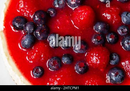 Gros plan sur le cheesecake aux fruits d'été Banque D'Images