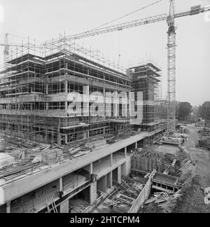 St George's Hospital, Blackshaw Road, Tooting, Wandsworth, Londres, 05/06/1985. L'aile St James à l'hôpital St George, en construction, en regardant vers l'est vers le coin ouest de l'édifice. La division de la région sud de Laing a entrepris la construction de la phase 2A à l'hôpital St George&#x2019;s au nom de la South West Thames Regional Health Authority entre juin 1984 et novembre 1988. L'aile St James a été nommée en l'honneur de l'hôpital St James de Balham, qui faisait partie du groupe St George&#x2019;s en 1980 et a fermé en 1988 avec l'ouverture de l'extensio Banque D'Images