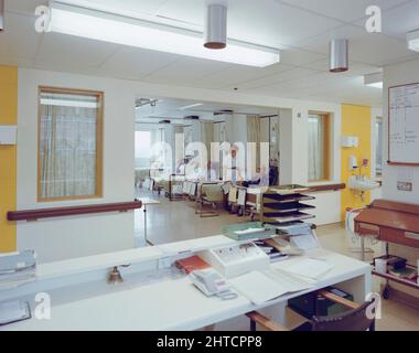 St George's Hospital, Blackshaw Road, Tooting, Wandsworth, Londres, 11/11/1988. Une infirmière qui prend le pouls et la température d'un patient dans un service de l'hôpital St George, en train de faire des prises. L'extension de l'aile St James a fourni 376 lits supplémentaires à l'hôpital St George. Banque D'Images