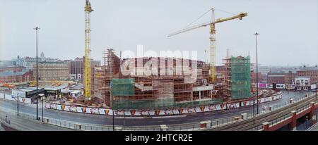 The Bridgewater Hall, Barbirolli Square, Manchester, 01/01/1995. Un panorama montrant le Bridgewater Hall pendant la construction du nord-ouest, vu à travers un objectif en forme de poisson. Le Bridgewater Hall a été conçu comme la maison de l'orchestre Hall&#xe9;. Les travaux sur le site ont commencé en septembre 1993. Le bâtiment a été construit en mars 1995 et il a été ouvert en septembre 1996. Banque D'Images