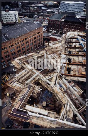 The Bridgewater Hall, place Barbirolli, Manchester, juillet-décembre 1994. En regardant vers le bas sur les baies en saillie angulaires du côté nord-est du Bridgewater Hall pendant sa construction, montrant le cadre en béton et la structure intérieure du toit du bâtiment. Le Bridgewater Hall a été conçu comme la maison de l'orchestre Hall&#xe9;. Les travaux sur le site ont commencé en septembre 1993. Le bâtiment a été construit en mars 1995 et il a été ouvert en septembre 1996. Une structure à double toit était l'une des méthodes utilisées pour protéger l'auditorium du bruit extérieur. Le bâtiment a également été monté sur 270 GERB vibrat Banque D'Images