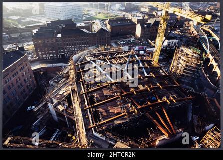 The Bridgewater Hall, Barbirolli Square, Manchester, 01/12/1994. Une vue surélevée vers le bas vers le cadre métallique de la structure intérieure du toit du Bridgewater Hall pendant sa construction. Le Bridgewater Hall a été conçu comme la maison de l'orchestre Hall&#xe9;. Les travaux sur le site ont commencé en septembre 1993. Le bâtiment a été construit en mars 1995 et il a été ouvert en septembre 1996. Une structure à double toit était l'une des méthodes utilisées pour protéger l'auditorium du bruit extérieur. Le bâtiment a également été monté sur 270 roulements d'isolation contre les vibrations GERB pour isoler l'auditorium Banque D'Images