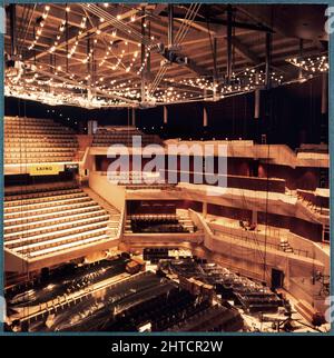 The Bridgewater Hall, place Barbirolli, Manchester, janvier-septembre 1996. Vue sur l'auditorium de Bridgewater Hall lors de l'installation des installations, y compris les sièges, les lumières et la structure de tension en acier suspendue au plafond. Le Bridgewater Hall a été conçu comme la maison de l'orchestre Hall&#xe9;. Les travaux sur le site ont commencé en septembre 1993. Le bâtiment a été construit en mars 1995 et il a été ouvert en septembre 1996. L'intérieur de l'auditorium a été conçu en consultation avec Arup Acoustics. Les 2 400 sièges ont été conçus pour refléter le son de manière égale, qu'ils soient o Banque D'Images