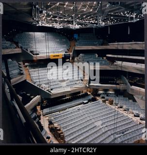 The Bridgewater Hall, place Barbirolli, Manchester, janvier-septembre 1996. Vue sur l'auditorium du Bridgewater Hall lors de l'installation des installations, montrant les sièges dans les étals et le cercle recouvert de feuilles de plastique. Le Bridgewater Hall a été conçu comme la maison de l'orchestre Hall&#xe9;. Les travaux sur le site ont commencé en septembre 1993. Le bâtiment a été construit en mars 1995 et il a été ouvert en septembre 1996. L'intérieur de l'auditorium a été conçu en consultation avec Arup Acoustics. Les 2 400 sièges ont été conçus pour refléter le son de manière égale, qu'ils soient occupés ou Banque D'Images