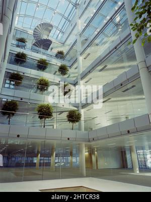 L'Helicon, South place, Finsbury Pavement, Islington, Londres, 21/11/1996. Vue sur le plafond depuis le rez-de-chaussée de l'atrium central vitré du bâtiment Helicon, Finsbury Pavement, Londres. L'Helicon a été nommé d'après la montagne sacrée des muses dans la mythologie grecque et en référence à une librairie appelée 'Temple des Muses' qui occupait auparavant une partie du site. Laing a commencé à travailler sur les fondations en mai 1994 et le projet a été achevé en juin 1996. Le bâtiment est divisé entre les bureaux et les commerces, les 3 étages inférieurs sont occupés par Marks et Spencer Banque D'Images