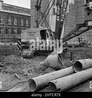 Unity House, Euston Road, Camden, Londres, 24/11/1980. Un Ruston Bucyrus 400SC pilotant des fondations à pieux élargies pendant la construction de Unity House. Le contrat pour le nouveau siège social de la National Union of Railwaymen, situé à Euston Road, n°xa3;4,5 millions, a été attribué à la région de Londres de Laing& n°x2019. Le nouveau siège social a été construit sur le site de l'ancienne Unity House, qui était le siège de l'Union nationale des chemins de fer depuis 1910. Certaines caractéristiques de l'ancien bâtiment ont été intégrées à son homologue moderne, notamment le lucarne et les panneaux en coupole au plomb de la salle de réunion, no x2019. T Banque D'Images