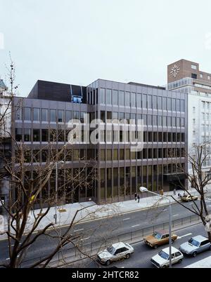 Unity House, Euston Road, Camden, Londres, 13/04/1983. L'élévation avant de Unity House, le siège de l'Union nationale des chemins de fer, vue du nord en face de Euston Road. Le contrat pour le nouveau siège social de la National Union of Railwaymen, situé à Euston Road, n°xa3;4,5 millions, a été attribué à la région de Londres de Laing& n°x2019. Le nouveau siège social a été construit sur le site de l'ancienne Unity House, qui était le siège de l'Union nationale des chemins de fer depuis 1910. Certaines caractéristiques de l'ancien bâtiment ont été intégrées à son homologue moderne, notamment la salle de réunion lea, n° x2019 Banque D'Images