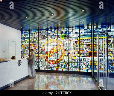 Unity House, Euston Road, Camden, Londres, 02/06/1983. Un espace de réception à Unity House avec une grande murale en vitraux montrant l'histoire et la devise de l'Union nationale de Railwaymen. Le contrat pour le nouveau siège social de la National Union of Railwaymen, situé à Euston Road, n°xa3;4,5 millions, a été attribué à la région de Londres de Laing& n°x2019. Le nouveau siège social a été construit sur le site de l'ancienne Unity House, qui était le siège de l'Union nationale des chemins de fer depuis 1910. Certaines caractéristiques de l'ancien bâtiment ont été intégrées à son homologue moderne, notamment la salle de réunion et le n° x2019 s l Banque D'Images