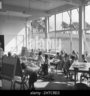 Valley Primary School, Whinsecond Road, Copeland, Cumbria, 03/09/1952. Les écoliers participent à diverses activités dans une salle de classe à l'école primaire Valley. L'école primaire de Valley a été construite par Laing dans le cadre du programme de logement de Valley à Whitehaven et était également l'une des quatre écoles qu'ils ont terminées en 1952 dans la région de Carlisle et de West Cumberland. Banque D'Images