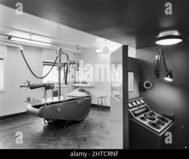 West Cumberland Hospital, Homewood Road, Homewood, Whitehaven, Copeland, Cumbria, 27/08/1964. Une salle de radiographie dans le service de radiographie de l'hôpital West Cumberland montrant le stand de contrôle. Cette photo est apparue dans le numéro de décembre 1964 de Team Spirit, la lettre d'information de la société Laing. Banque D'Images