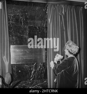 West Cumberland Hospital, Homewood Road, Homewood, Whitehaven, Copeland, Cumbria, 21/10/1964. La Reine-mère dévoile une plaque célébrant l'ouverture officielle de l'Hôpital West Cumberland. Banque D'Images