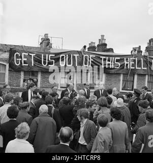 Westway Flyover, A40, Kensington et Chelsea, Londres, 28/07/1970. Une foule s'est rassemblée à côté d'un journaliste interviewant Michael Heseltine lors de l'ouverture du survol de Westway, avec une bannière de protestation drapée en arrière-plan. Michael Heseltine était secrétaire parlementaire du ministère des Transports et a défait pour le ministre John Peyton de couper la bande pour l'ouverture de la migration Westway. Le chemin Acklam a été le centre des protestations contre le Westway par les résidents locaux. Des maisons d'un côté de la rue avaient été démolies pour faire place au survol. À une réception tenue plus tôt ce jour-là à t Banque D'Images