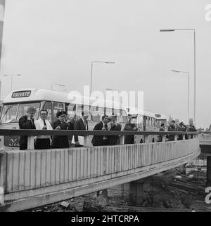 Westway Flyover, A40, Kensington et Chelsea, Londres, 28/07/1970. Journalistes à l'ouverture de la Westway Flyover, bordant le parapet du rond-point à la jonction avec la West Cross route, avec leurs bus de visite derrière eux. Les travaux sur le site de l'extension de l'avenue Western ont commencé le 1st septembre 1966 et le Westway, tel qu'il a été connu, a été officiellement ouvert le 28th juillet 1970. L'autoroute en hauteur reliant la A40 à White City à Marylebone Road à Paddington, aux alentours de 2 et#xbd ; les miles étaient les plus longs d'Europe. La construction a été organisée en six sections. Sections 1, 4, 5 et a Banque D'Images