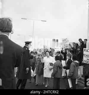 Westway Flyover, A40, Paddington, Cité de Westminster, Londres, 28/07/1970. Une femme face à un policier lors d'une manifestation contre l'ouverture de la migration Westway. Le chemin Acklam a été le centre des protestations contre le Westway par les résidents locaux. Des maisons d'un côté de la rue avaient été démolies pour faire place au survol. Lors d'une réception tenue plus tôt ce jour-là à la taverne Lord&#x2019;s, George Clark, chef du comité des résidents&#x2019; des droits sociaux, avait présenté leurs objections au ministre des Transports et aux représentants du Greater London Council. Par sept Banque D'Images