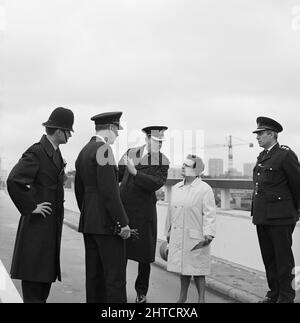 Westway Flyover, A40, Paddington, Cité de Westminster, Londres, 28/07/1970. Quatre policiers discutant avec le chef des manifestants pour protester contre l'ouverture de la migration Westway. Le chemin Acklam a été le centre des protestations contre le Westway par les résidents locaux. Des maisons d'un côté de la rue avaient été démolies pour faire place à l'envol et à une réception tenue plus tôt ce jour-là à la taverne Lord&#x2019;s, George Clark, chef des résidents&#x2019; Le comité des droits sociaux avait présenté ses objections au ministre des Transports et à des représentants du Grand fond Banque D'Images