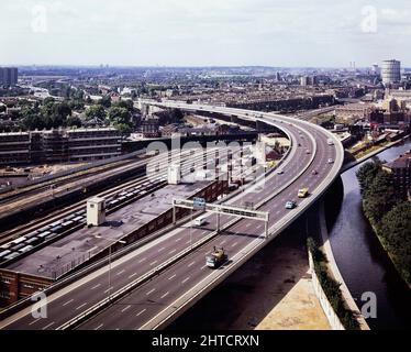 Westway Flyover, A40, Paddington, Cité de Westminster, Londres, 01/09/1971. Vue en hauteur vers l'ouest le long de la route du Westway Flyover, montrant le long du canal de Grand Union et se courrant pour traverser le chemin de fer près de la gare de Westbourne Park. Les travaux sur le site de l'extension de l'avenue Western ont commencé le 1st septembre 1966 et le Westway, tel qu'il a été connu, a été officiellement ouvert le 28th juillet 1970. L'autoroute en hauteur reliant la A40 à White City à Marylebone Road à Paddington, à environ 2 et#xbd; Miles, était la plus longue d'Europe. Cette photo a été prise à la référence de grille TQ249118183 Banque D'Images