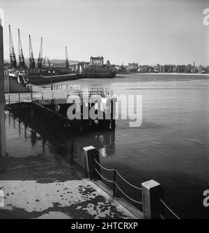 Weymouth, Weymouth et Portland, Dorset, probablement le 1948 juin. Vue de l'est vers le pavillon Weymouth et le front de mer, avec des grues bordant le port de Weymouth sur la gauche. Cette photo a été prise lors d'une sortie du personnel de Laing à Weymouth. Bien qu'aucune date n'ait été enregistrée par le photographe, on sait qu'une sortie du personnel a eu lieu en juin 1948. Banque D'Images