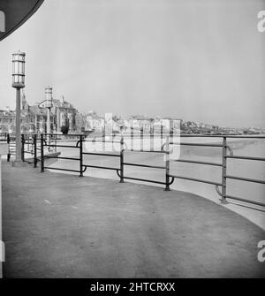 Weymouth, Weymouth et Portland, Dorset, probablement le 1948 juin. Vue depuis le kiosque Pier Bandstand de Weymouth, en direction du nord, sur les chemins de fer en direction de Brunswick Terrace et de Greenhill Beach. Cette photo a été prise lors d'une sortie du personnel de Laing à Weymouth. Bien qu'aucune date n'ait été enregistrée par le photographe, on sait qu'une sortie du personnel a eu lieu en juin 1948. Banque D'Images