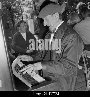 Voyage des membres du club sportif de Laing sur la Tamise près de Windsor, Berkshire, 09/05/1971. Un homme jouant du piano sur un bateau appelé le château de Windsor, lors d'une visite des membres du club sportif de Laing sur la Tamise, près de Windsor. Certaines photos de ce voyage ont été publiées en juin 1971 dans la lettre d'information « Team Spirit » de Laing. Banque D'Images
