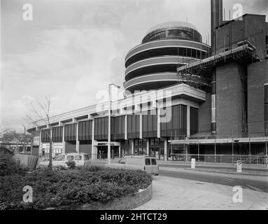 Wood Green Shopping City, Haringey, Londres, 11/02/1980. Vue sur l'entrée de la rue Mayes Road à l'hôtel du marché de Wood Green Shopping City, avec les rampes en spirale du parking ouest qui s'élève au-dessus. Wood Green Shopping City, plus tard renommé Mall Wood Green, est un grand centre commercial et complexe de logements. Le site a un design unique, avec le A105 (High Road) traversant son centre, et un complexe de logements connu sous le nom de "ville de ski" construit sur les unités de l'atelier. La région de Londres de Laing était responsable de la construction de diverses sections du site de 1970s à début 1980s. Le plus remarquable Banque D'Images