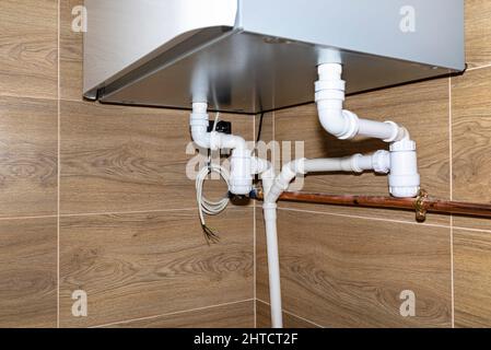 Tuyaux d'évacuation des condensats pour l'évacuation des condensats de la ventilation mécanique domestique avec récupération de chaleur. Banque D'Images