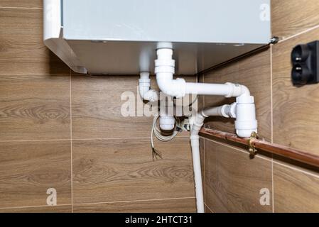 Tuyaux d'évacuation des condensats pour l'évacuation des condensats de la ventilation mécanique domestique avec récupération de chaleur. Banque D'Images