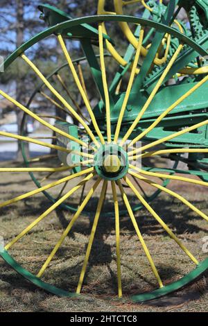 Roues et rayons de tracteurs agricoles d'époque à usage intensif. Banque D'Images