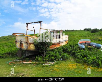 Gugh, St Agnes, Iles de Scilly, 2009. Vue générale d'un bateau de pêche abandonné et d'un canot près du banc de sable séparant St Agnes de Gugh. Banque D'Images