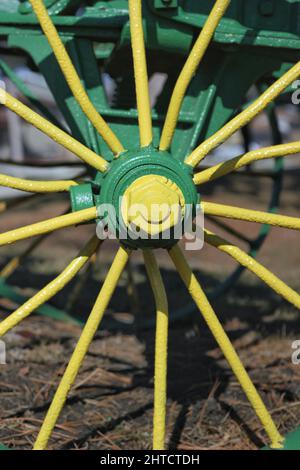 Roues et rayons de tracteurs agricoles d'époque à usage intensif. Banque D'Images