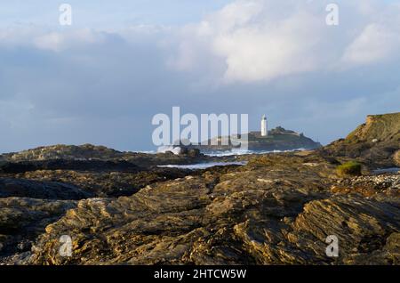 Phare de Godrevy, île de Godrevy, Gwinear-Gwithian, Cornwall, 2011. Vue générale vers le nord en direction de l'île Godrevy et de son phare depuis l'arrière des rochers sur le continent. Banque D'Images