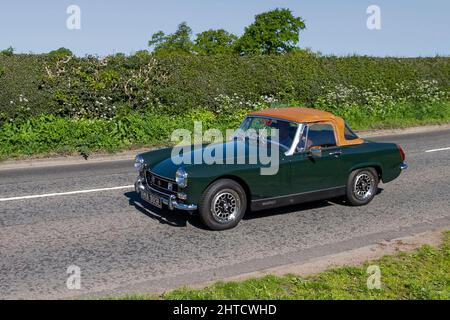 1971 70s véhicules de sport anglais mg Midget vert des années 70 roadster 1275cc essence convertible avec toit souple Havane; en route pour le spectacle de voiture classique de Capesthorne Hall de mai, Cheshire, Royaume-Uni Banque D'Images