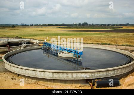 Bassins de sédimentation secondaires les boues sont éliminées pour le traitement des boues. Installation de traitement des eaux usées. L'eau traitée est ensuite utilisée pour l'irrigation Banque D'Images