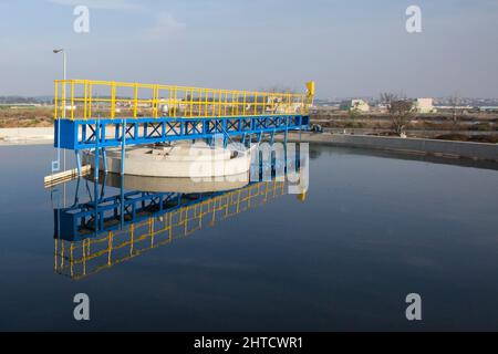 Bassins de sédimentation secondaires les boues sont éliminées pour le traitement des boues. Installation de traitement des eaux usées. L'eau traitée est ensuite utilisée pour l'irrigation Banque D'Images