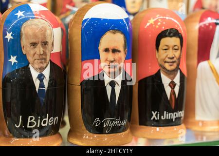 Moscou , Russie - 28 février 2022 : Poutine, Biden et Xi Jinping sous la forme de poupées de nidification russes dans une boutique de cadeaux à Moscou. Relations entre la Russie, les Etats-Unis et la Chine. Photo de haute qualité Banque D'Images