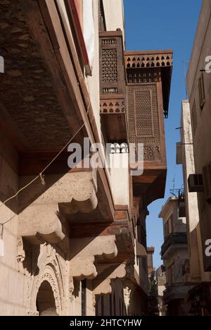 Bayt el Suhaymi House, le Caire, Égypte, 2007. L'extérieur et le balcon de la maison Bayt el Suhaymi, un musée et une maison conçue de façon islamique, construite à l'origine en in1648, maintenant ouverte au public, le Caire, Egypte. Banque D'Images