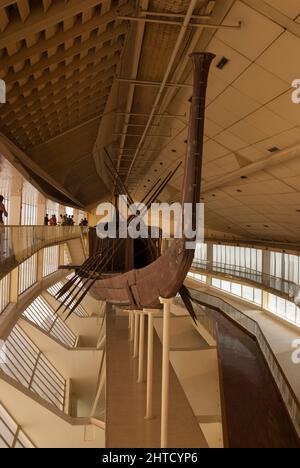 Musée du bateau, Giza, Égypte, 2007. Le Musée du bateau avec le bateau solaire reconstruit construit pour le pharaah Khufu vers 2500 av. J.-C., situé à la base de la Grande Pyramide de Gizeh, en Égypte. Banque D'Images