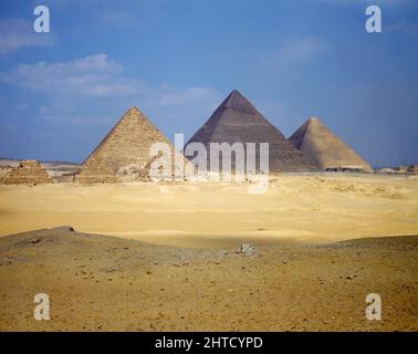 Pyramides, Gizeh, Égypte, 1984. Les Pyramides, les tombes des pharaons Menkaure, Khafre et Khufu, datant d'environ 2000 av. J.-C., Gizeh, Égypte. Banque D'Images